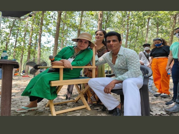 Sonu Sood with Farah Khan, Niddhi Agerwal (Image source: Twitter)