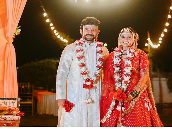 Vineet Kumar with his wife (Image source: Instagram)