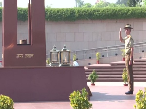 Lieutenant General Rick Burr, Chief of the Australian Army lays wreath at the National War memorial (Photo/ANI)