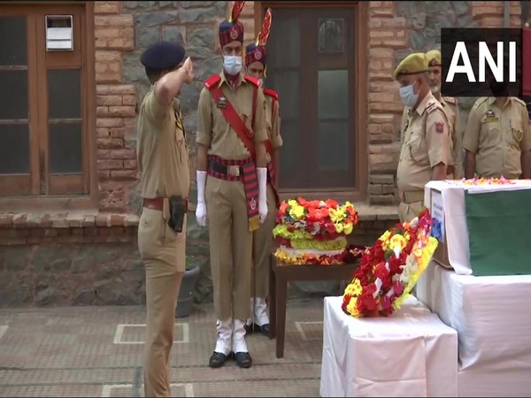 Wreath laying ceremony of Saifullah Qadri, policeman shot dead by a terrorist in Srinagar (Photo/ANI)