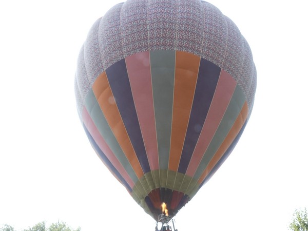 Tourists enjoying Hot air balloon ride in Jammu and Kashmir (Photo/ANI)