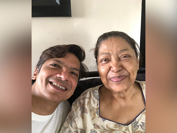 Shaan with his late mother (Image source: Twitter)