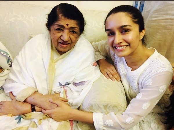 Shraddha Kapoor with Lata Mangeshkar (Image source: Twitter)