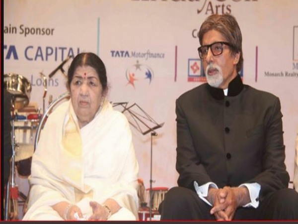 Amitabh Bachchan with late Lata Mangeshkar (Image source: Twitter)