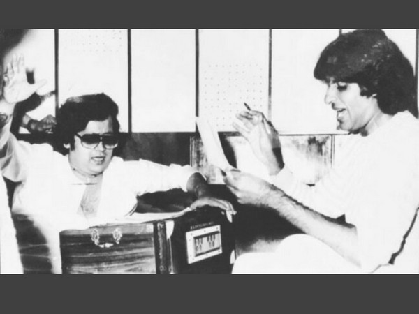 Late Bappi Lahiri with Amitabh Bachchan (Image source: Twitter)