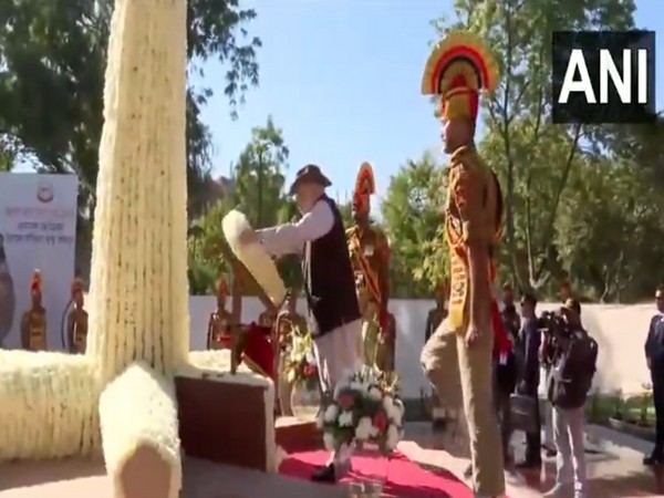 Union Minister Amit Shah pays floral tribute during BSF's 60th Foundation Day (Photo/ANI)