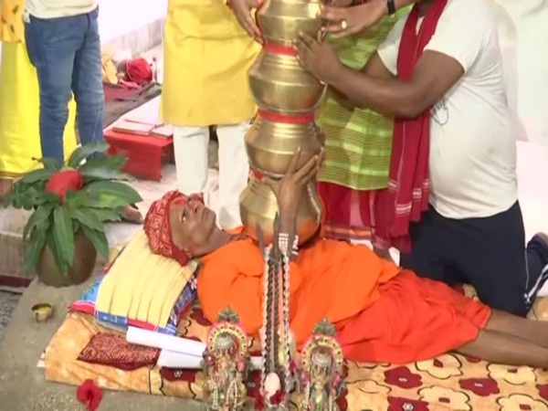 Priest of Navlakha Temple in Patna, Baba Nageshwar (Photo:ANI)