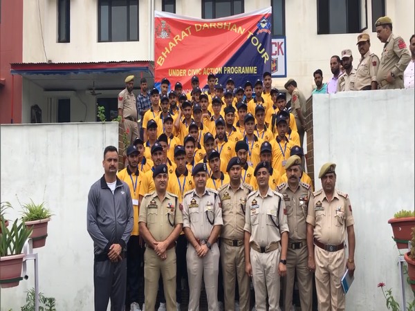 Jammu and Kashmir police flagging off Bharat Darshan Tour from Poonch 