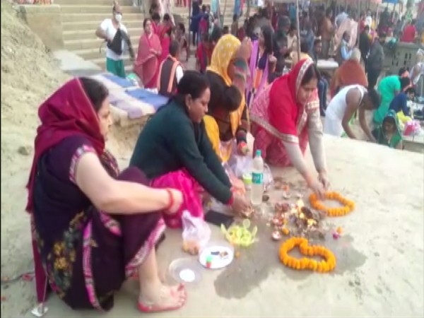 Women praying at the banks of river Yamuna