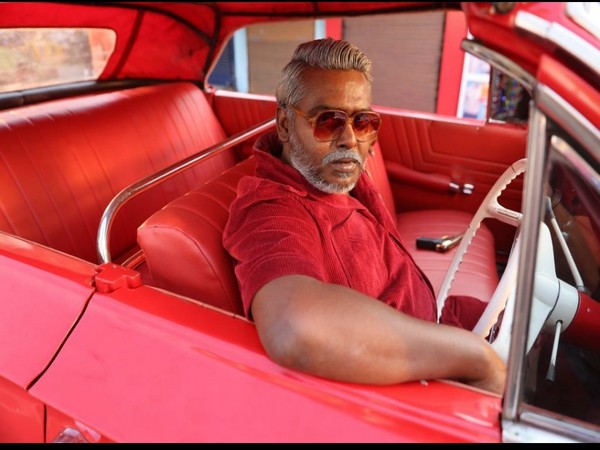 Look of Dibyendu Bhattacharya from Looop Lapeta 