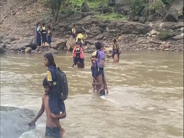 In absence of a bridge, children in Nashik cross river everyday to reach school 