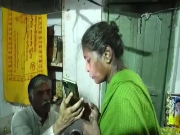 Family members of deceased BJP activist speaking to Union Home Minister Amit Shah over phone (Photo/ANI)