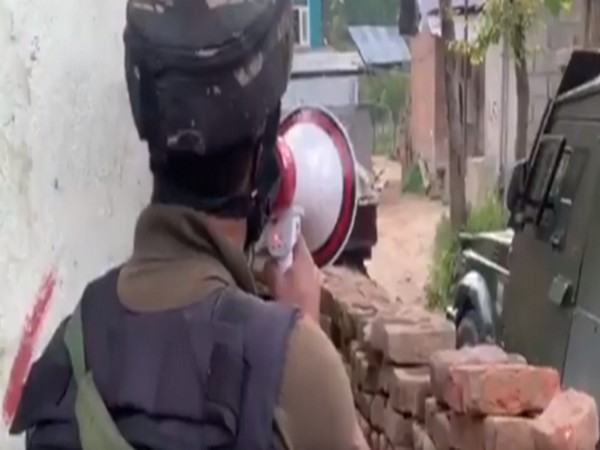 Repeated appeals made to the terrorists to surrender, tweeted Chinar Corps (Screenshot from video posted by Chinar Corps)