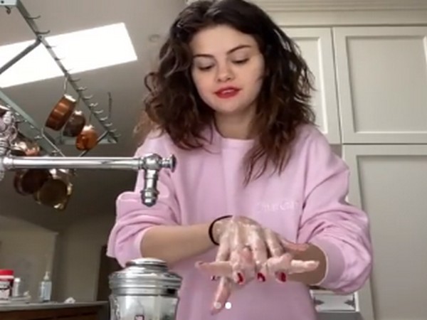 Singer Selena Gomez taking 'safe hands challenge' (Image Source: Instagram)