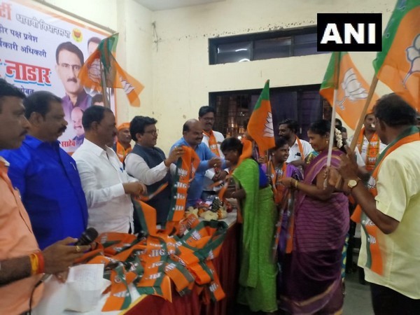 Around 400 Shiv Sena workers joined BJP on Wednesday. (Photo/ANI)