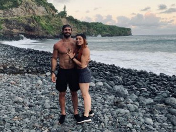 WWE stars Seth Rollins (left) and Becky Lynch (right. (Photo/ BeckyLynchWWE Twitter)