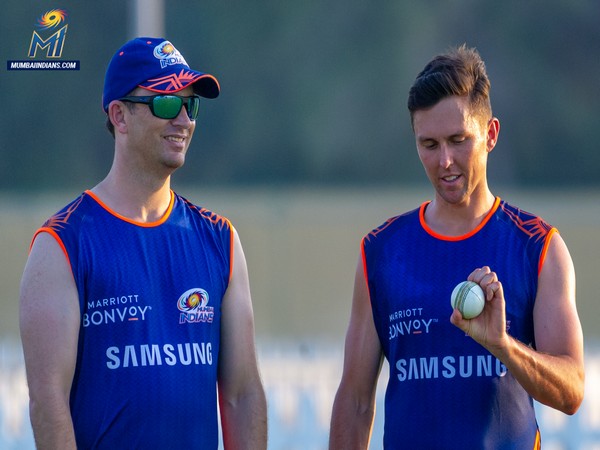 MI bowling coach Shane Bond with Trent Boult. (Photo/Mumbai Indians Twitter) 