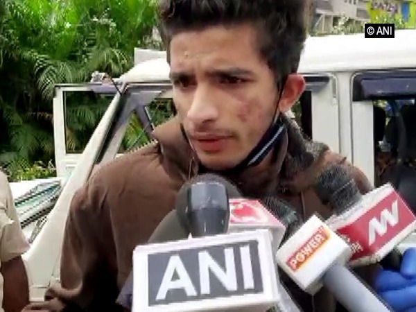 Sharif, member of the Civil Defence and eyewitness of the attack on DJ Halli police station talking to ANI on Wednesday. [Photo/ANI]