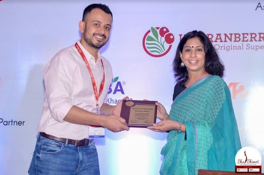 Representative from US Cranberries honouring Kanchan Mittal, COO and Co-founder of Ipsaa Daycare