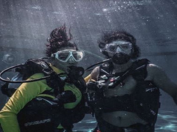 Celebrity couple Farhan Akhtar and Shibani Dandekar under water (Image Source: Instagram)