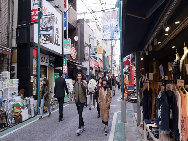 Youngsters are flocking to Shimokitazawa town. 
