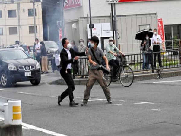 Visual of police arresting Tetsuya Yamagami after he shot former Japanese PM Shinzo Abe (Photo Credit: Twitter)