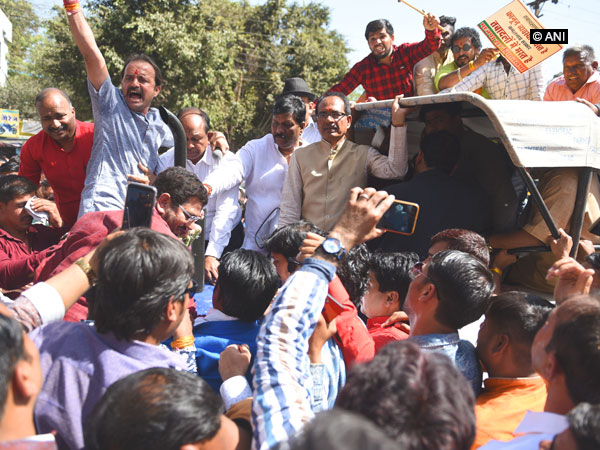 Former CM Shivraj Singh Chouhan and BJP workers protesting against Kamal Nath's government  in Indore, Madhya Pradesh on Saturday. Photo/ANI