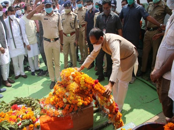    Madhya Pradesh Chief Minister Shivraj Singh Chouhan paying tribute to Central Reserve Police Force personnel Dhirendra Tripathi in Satna on Wendesday.