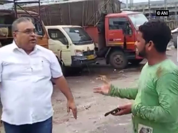 Shiv Sena corporator Milind Vaidya assaulting chicken traders near Machhimar colony on Friday. Photo/ANI
