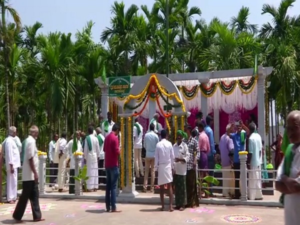 Farmers gathered at the memorial built for victims of 1980 police firing on Saturday in Shivamogga. Photo/ANI