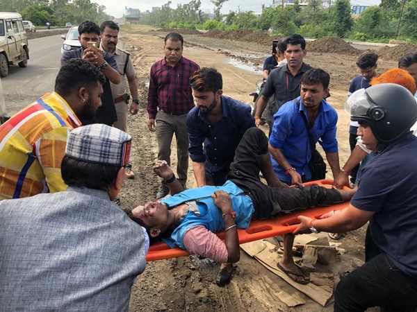 Former Madhya Pradesh CM Shivraj Singh Chouhan helping accident victim on Friday. Photo/ANI