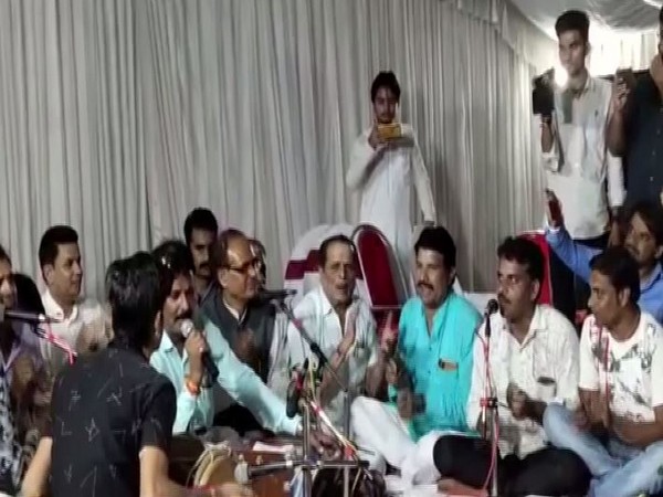 Former CM Shivraj Singh Chouhan during his protest in Nasrullahganj on Monday. Photo/ANI