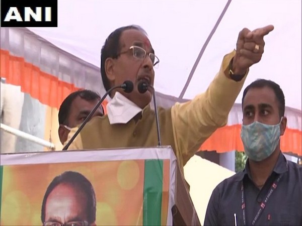 CM Shivraj Singh Chouhan speaking at a rally in Bioara, Rajgarh on Sunday. Photo/ANI