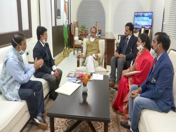 CM Shivraj Singh Chouhan met National Sports and Adventure Award 2020-winning athletes and coach from Madhya Pradesh. Photo/ANI