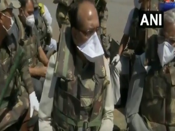 Madhya Pradesh Chief Minister Shivraj Singh Chouhan took stock of the flood-affected areas in Hoshangabad on Monday. Photo/ANI