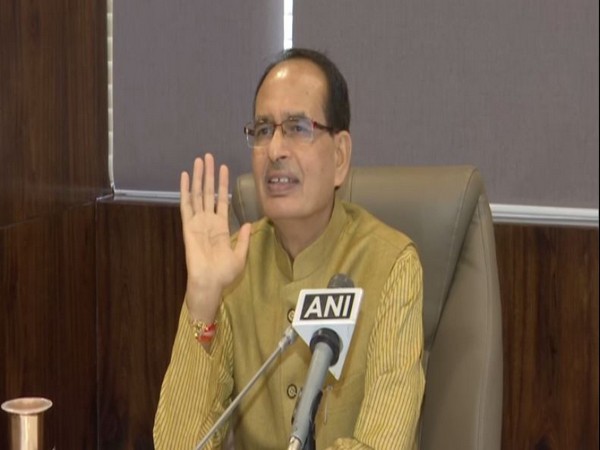Madhya Pradesh Chief Minister Shivraj Singh Chouhan interacting with street vendors on Monday. (Photo/ANI)