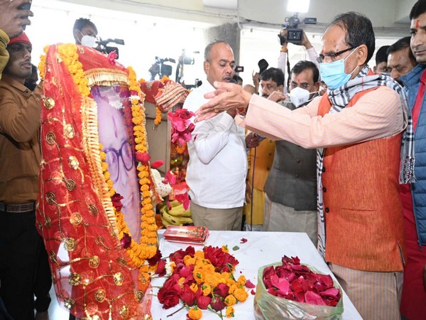 Shivraj Singh Chouhan paying his respects to Kushabhau Thakre on Tuesday. (ANI/pictures)