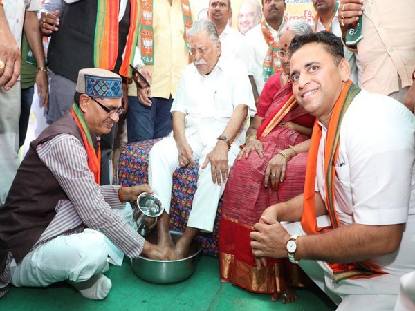 Former Madhya Pradesh Chief Minister Shivraj Singh Chouhan washing the feet of a Jan Sangh worker during BJP's membership programme in Vijaywada, Andhra Pradesh, on Sunday. Photo/ANI