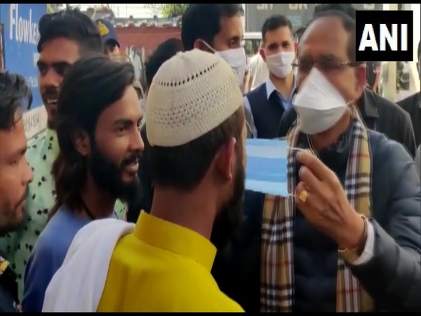 MP Chief Minister, Shivraj Singh Chouhan distributes masks to the public (Photo ANI)