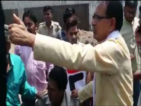 Former CM Shivraj Singh Chouhan with the road accident victims in Bhopal on Friday. Photo/ANI