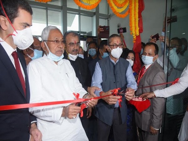 Nitish Kumar, Chief Minister, Bihar and Dr Naresh Trehan, Chairman and Managing Director, Medanta during the ribbon cutting ceremony to launch the Jay Prabha Medanta hospital in Patna