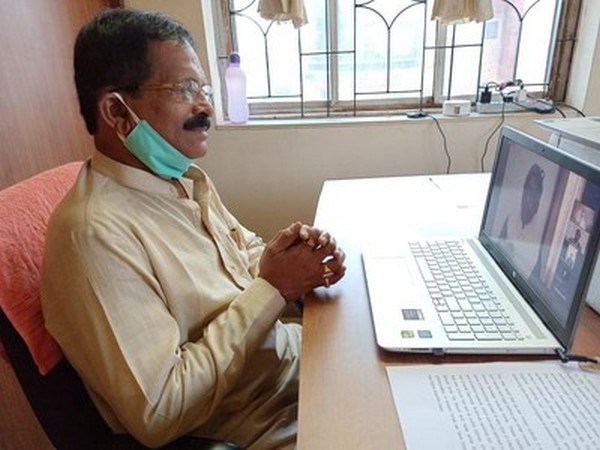 Shripad Naik addressing students of Swarnim Startup & Innovation University