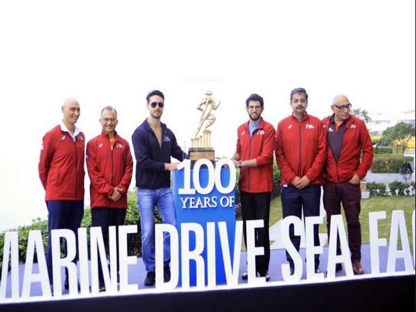 Maharashtra Tourism Minister Aaditya Thackeray and Bollywood actor Tiger Shroff unveiling this year's Mumbai Marathon trophy. (Photo/ Aaditya Thackeray Twitter) 