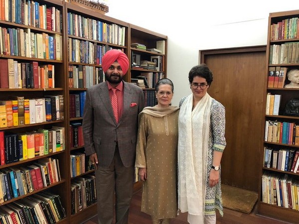 Navjot Singh Sidhu with Sonia Gandhi and Priyanka Gandhi. Photo/ANI