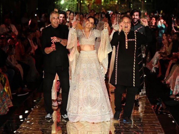 Abu Jani, Deepika Padukone and Sandeep Khosla at Abu Jani Sandeep Khosla's 33 years celebration at Signature Island by Sunteck Realty