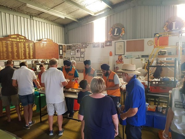 The Australian Sikh Support team serves free meals at Wangaratta, Australia (Photo courtesy: Australian Sikh Support facebook handle)