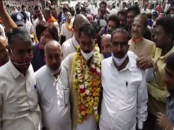 BJP's Tulsi Silawat (centre) won the Madhya Pradesh Assembly bypolls from Sanwer by a margin of 53,264 votes. (Photo/ANI)