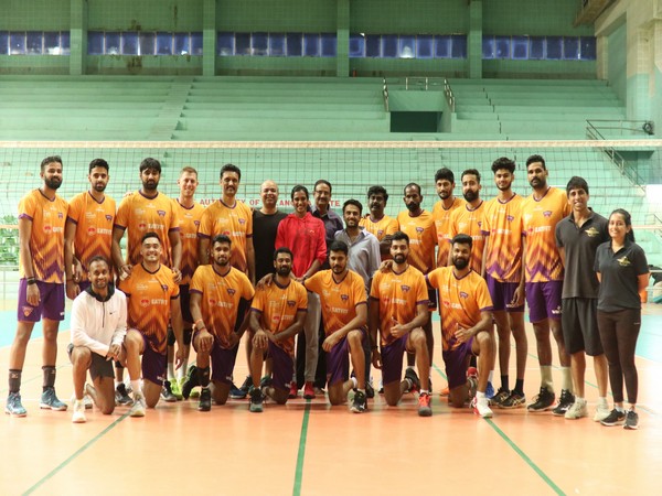 PV Sindhu and PV Ramana with players of Bengaluru Torpedoes (Image: Bengaluru Torpedoes/PVL)