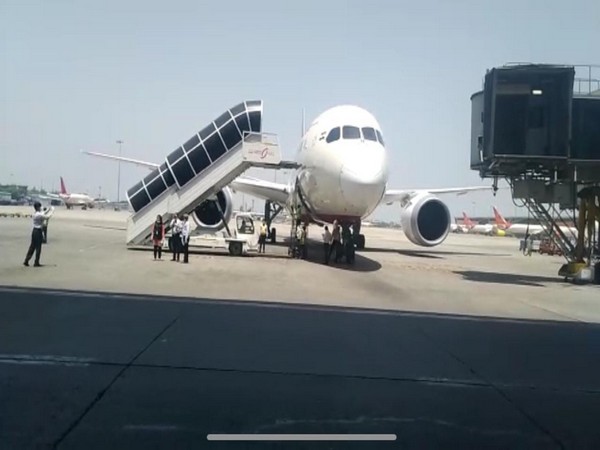 Flight with stranded Indians from Singapore landed in Delhi. Photo/ANI