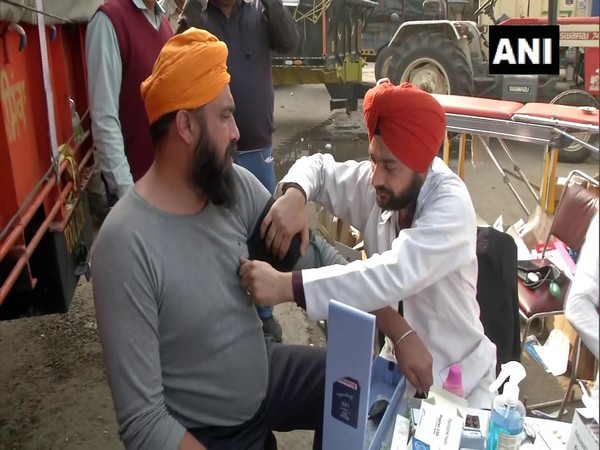 A doctor treats patients at Singhu border amid farmer protests (Photo ANI)
